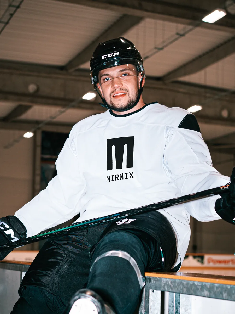 Matěj Blümel in a Mirnix jersey on the bench
